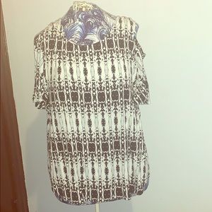 Women’s short sleeve shirt with open shoulders